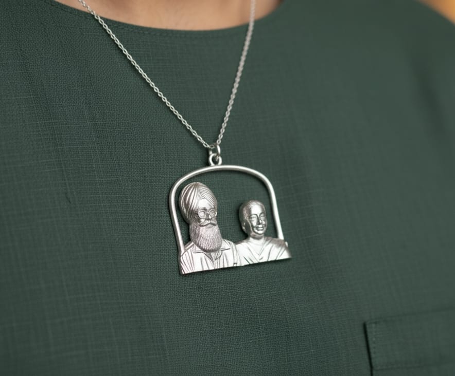 Parents Pendant – Custom 3D Engraved, Your parents’ photo turned into a premium 3D metal pendant